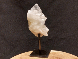 Bergkristal cluster op standaard