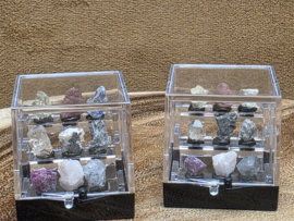 Doosje met diverse uv gevoelige mineralen