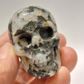 Toermalijn in kwarts human skull