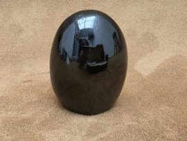 Zwarte toermalijn sculptuur