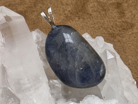 Saffier hanger met zilveren oogje