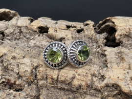 Peridoot oorbellen in zilver