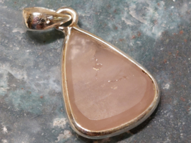 Rozenkwarts hanger in zilver ruw