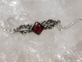 Granaat in zilveren armband