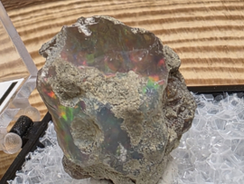 Zwarte opaal of welo opaal ruw stukje in doosje