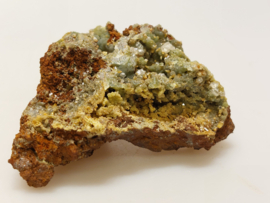 Wulfeniet met groene mimetiet cluster