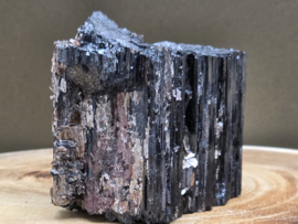 Zwarte toermalijn ruw stuk met gouden mica, hematiet en albiet