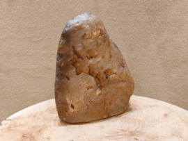 Golden healer sculptuur half gepolijst