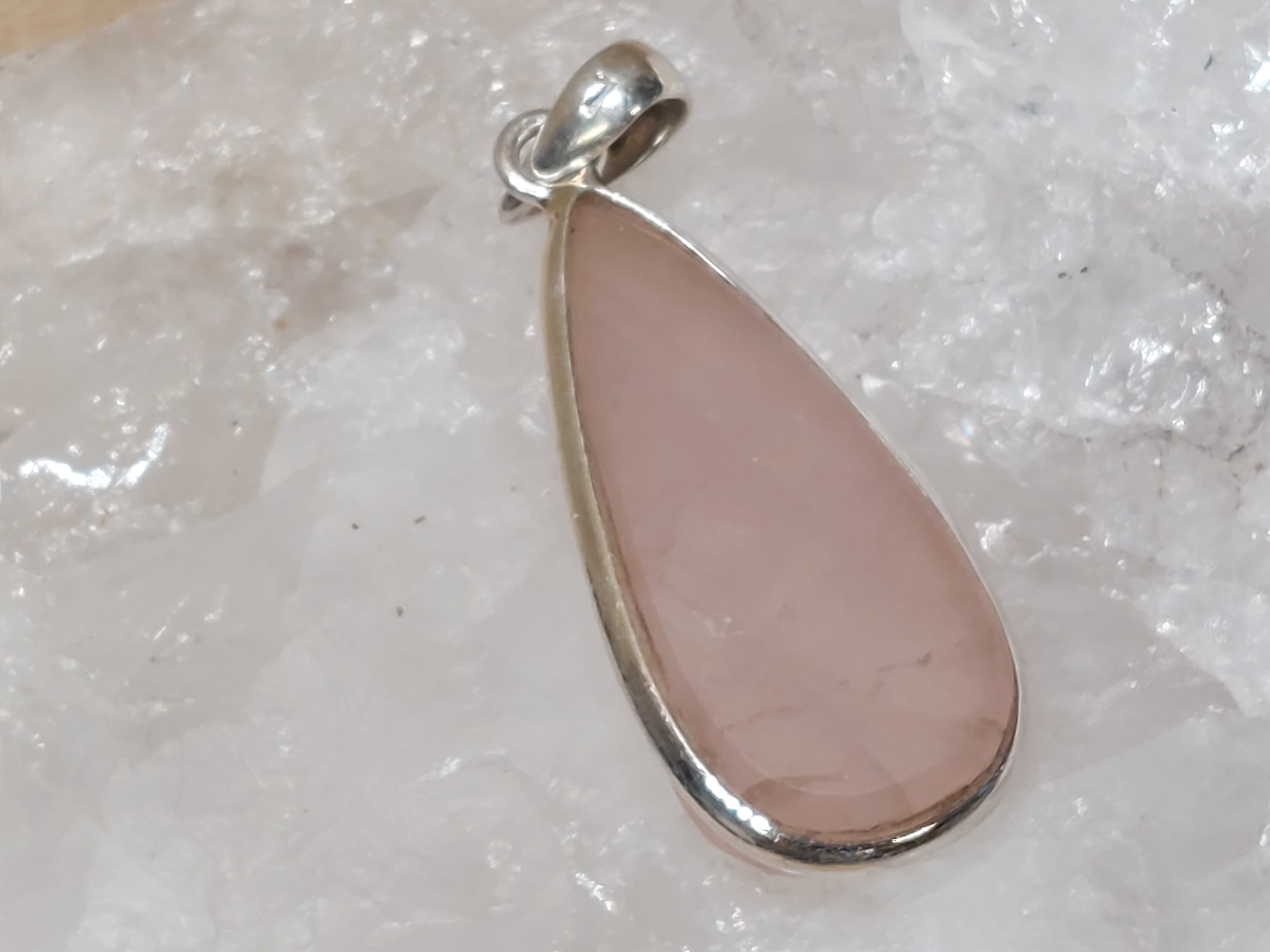 Rozenkwarts hanger in zilver ruw