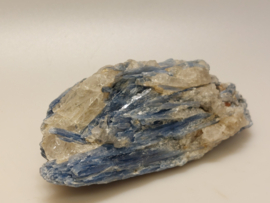 Kyaniet ruw cluster