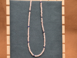 Rozenkwarts met sodaliet ketting facet geslepen