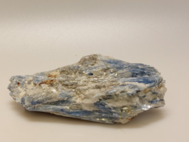 Kyaniet ruw cluster