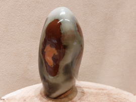 Polychroom jaspis sculptuur