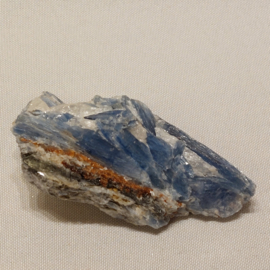 Kyaniet ruw cluster