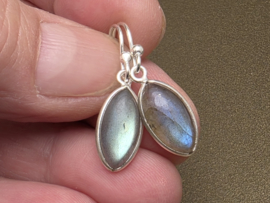 Labradoriet oorbellen in zilver