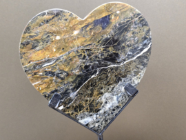 Zwarte opaal hart uit Indonesië op standaard