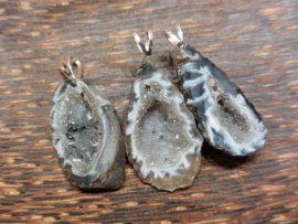 Agaat geode hanger met zilveren oogje