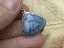 Blauwe owyhee opaal hanger in zilver
