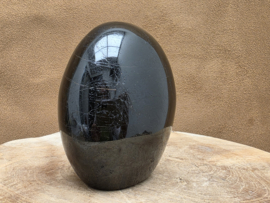 Zwarte toermalijn sculptuur