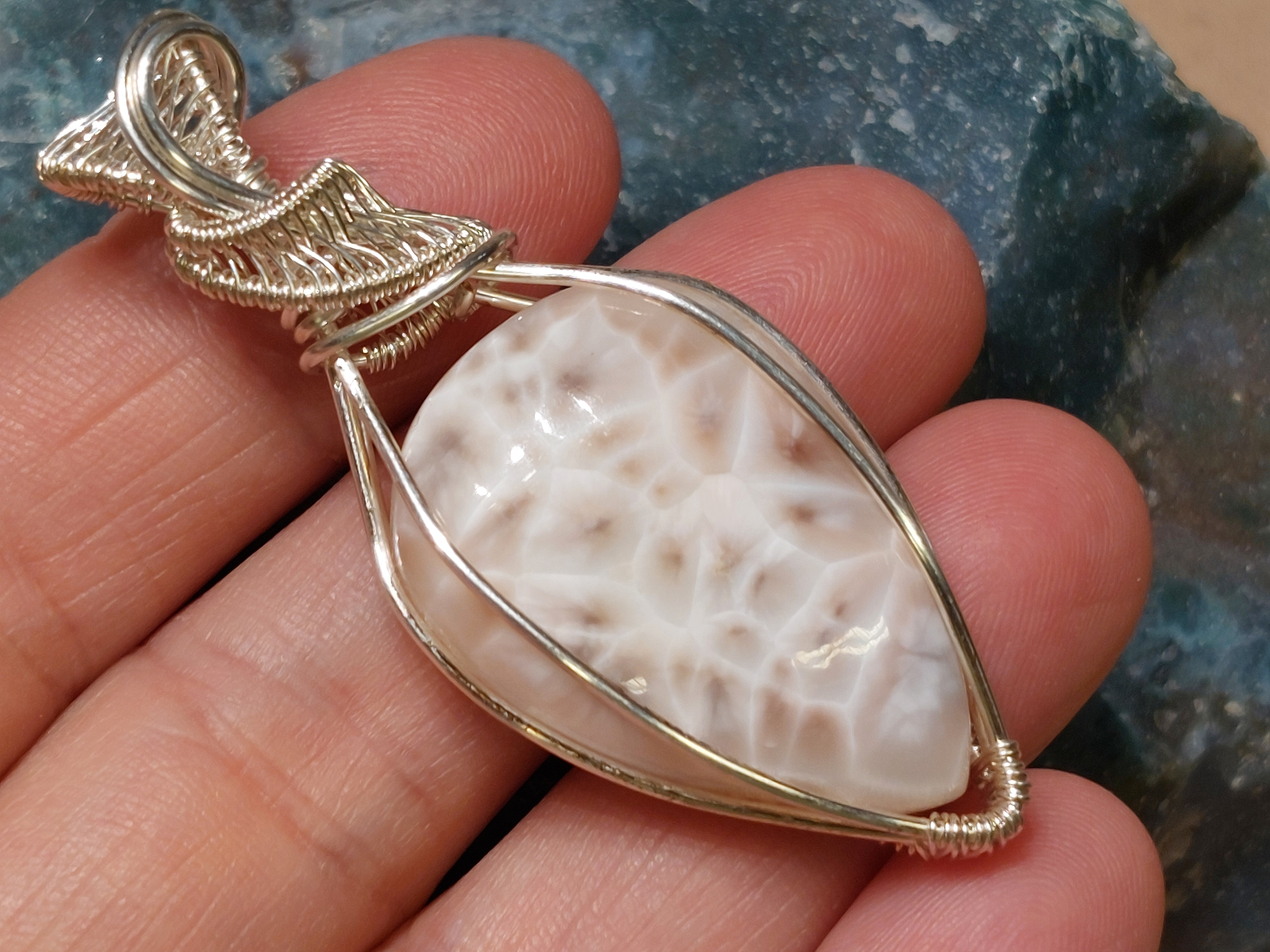 Natroliet hanger in silverfilled draad, gewrapped door Karin Keur