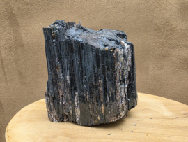 Zwarte toermalijn ruw stuk met gouden mica, hematiet en albiet