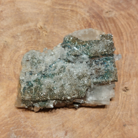 Kleurrijke chalcopyriet met hexagonale calciet en kwarts of groene fluoriet