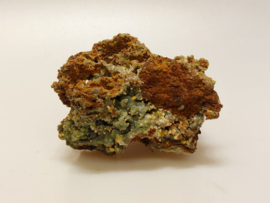 Wulfeniet met groene mimetiet cluster