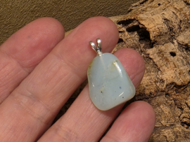 Blauwe andesopaal hanger met zilveren oogje