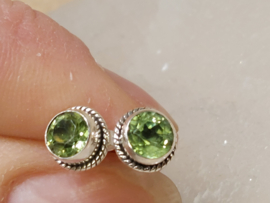 Peridoot oorbellen in zilver