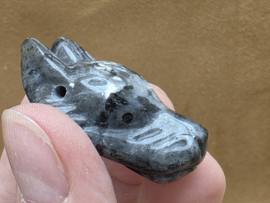 Larvikiet wolf hanger