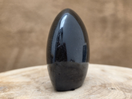 Zwarte toermalijn sculptuur