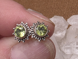 Peridoot oorbellen in zilver
