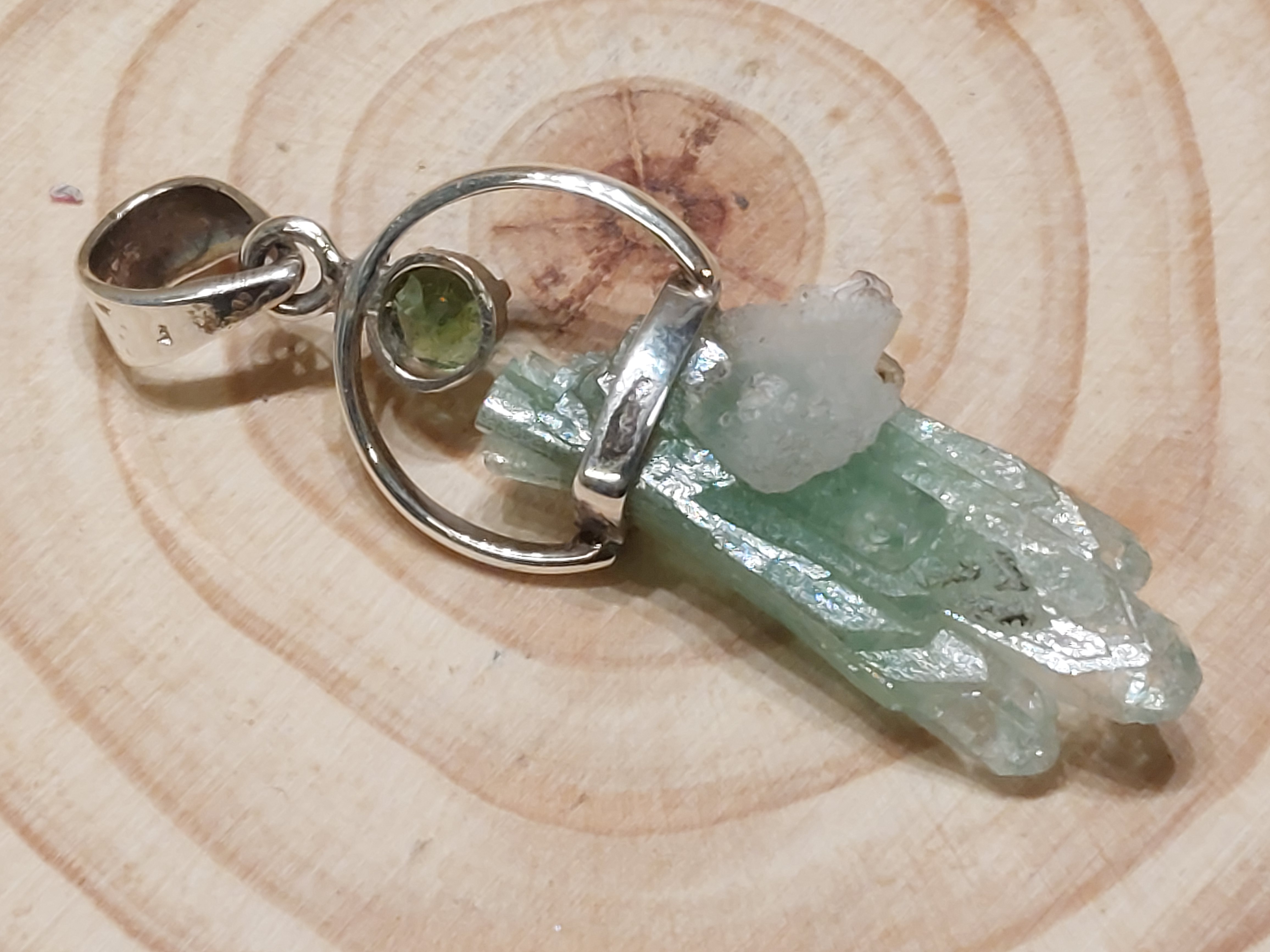 Groene apofylliet hanger in zilver ruw