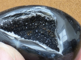 Zwarte agaat ei met geode