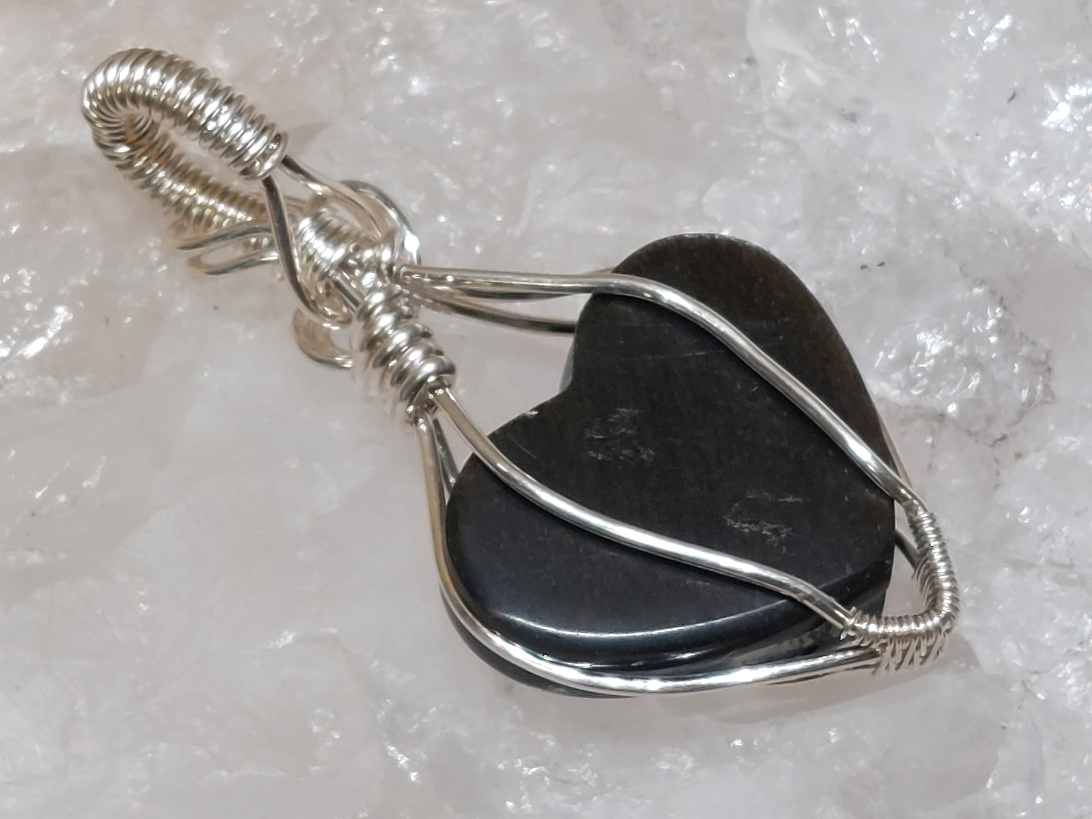 Goud obsidiaan hanger in silverfilled draad, gewrapped door Karin Keur