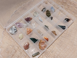 Verzameldoosje met 24 bijzondere ruwe kristallen of mineralen