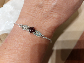Granaat in zilveren armband