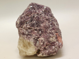 Lepidoliet met roze toermalijn cluster "unicorn stone"