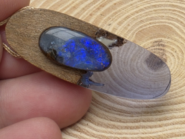 Boulder opaal hanger met walnoot hout en epoxy