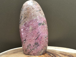 Rhodoniet sculptuur