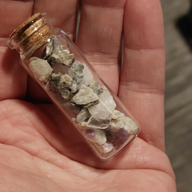 Flesje met UV reagerende mineralen