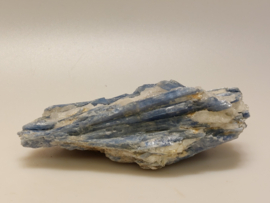 Kyaniet ruw cluster