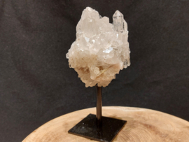 Bergkristal cluster op standaard