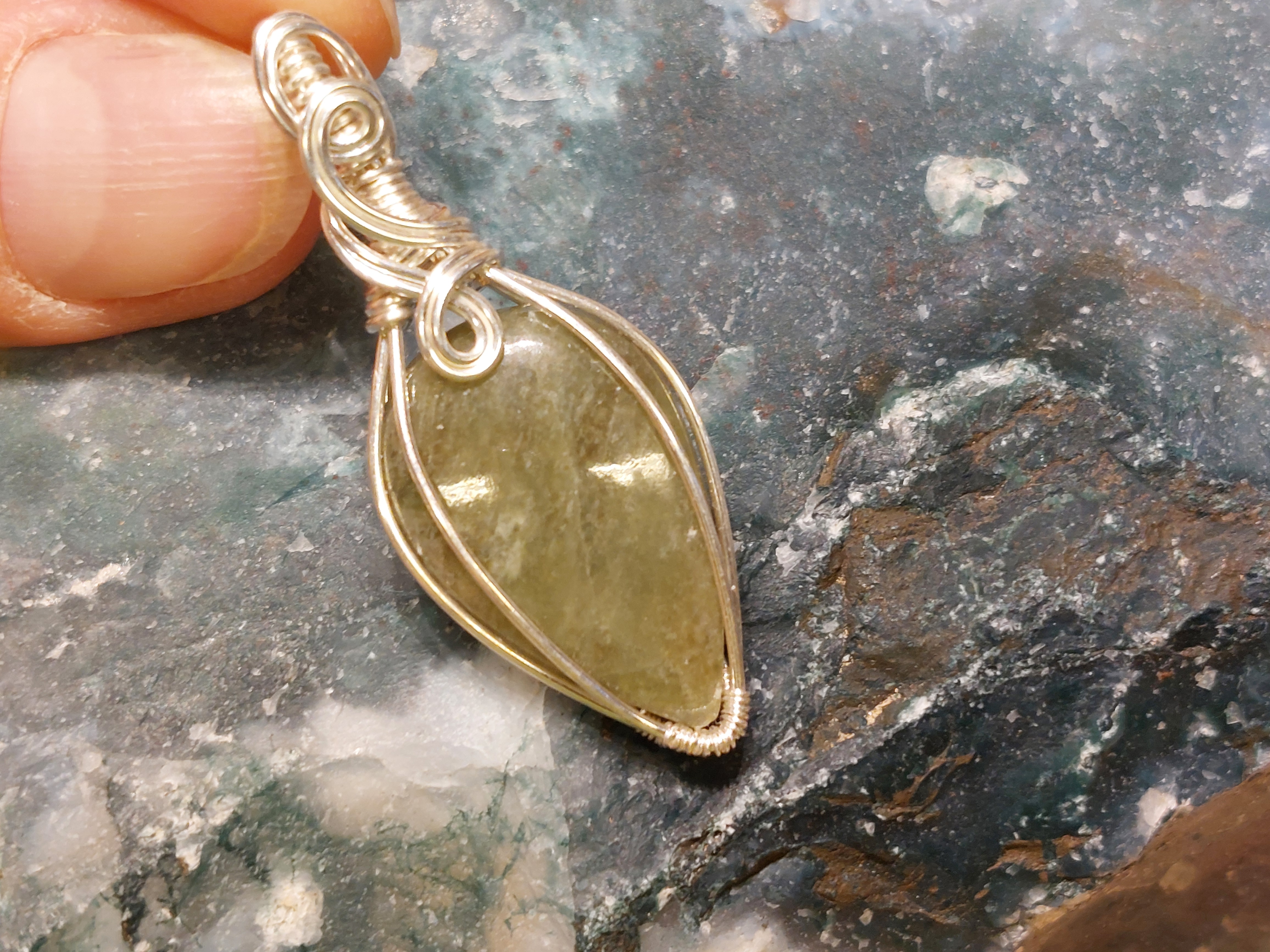 Serpentijn hanger in silverfilled draad, gewrapped door Karin Keur