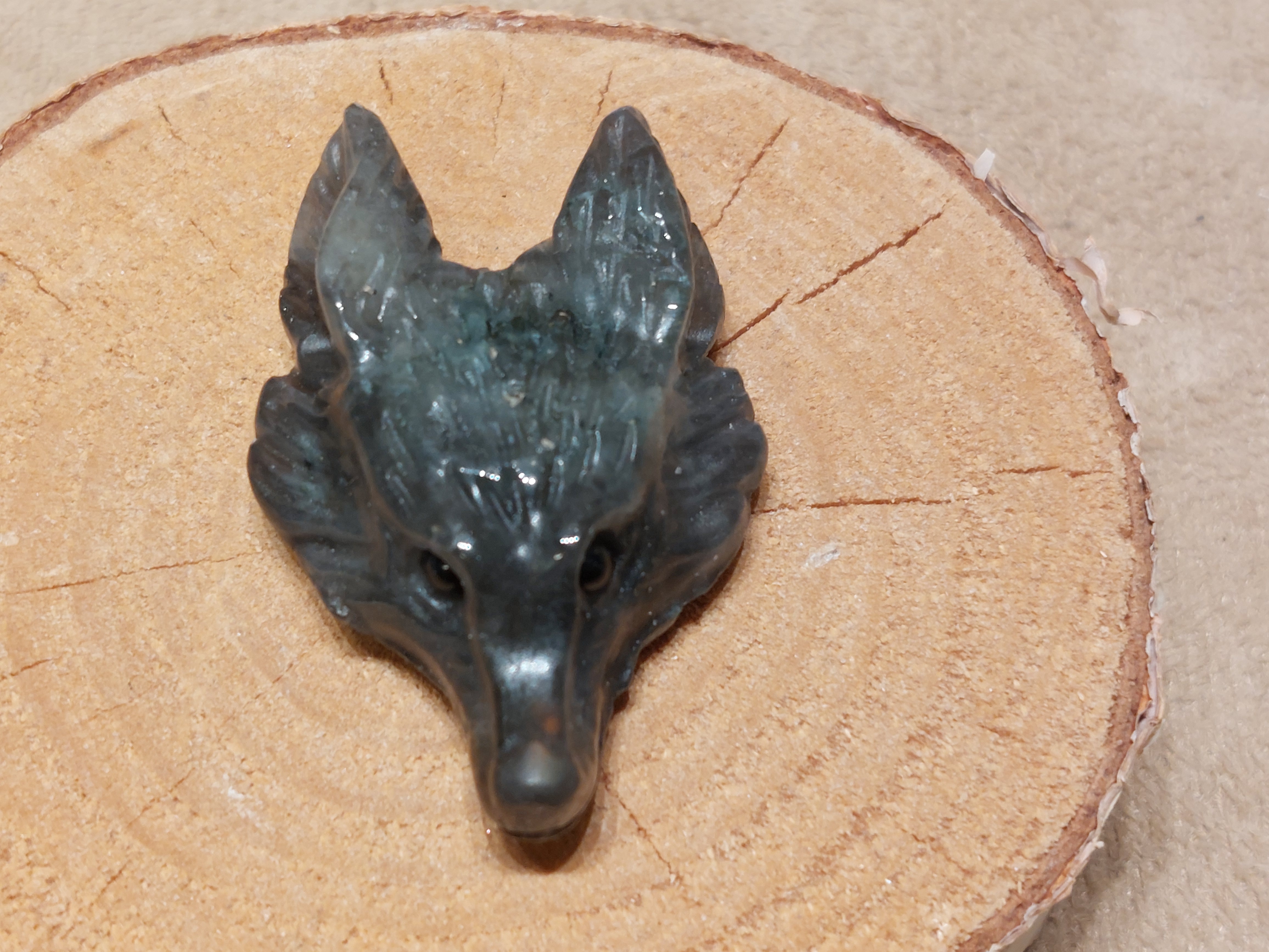 Labradoriet wolf hanger doorboord