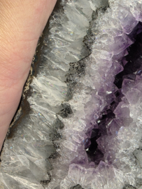 Amethist geode met insluitingen