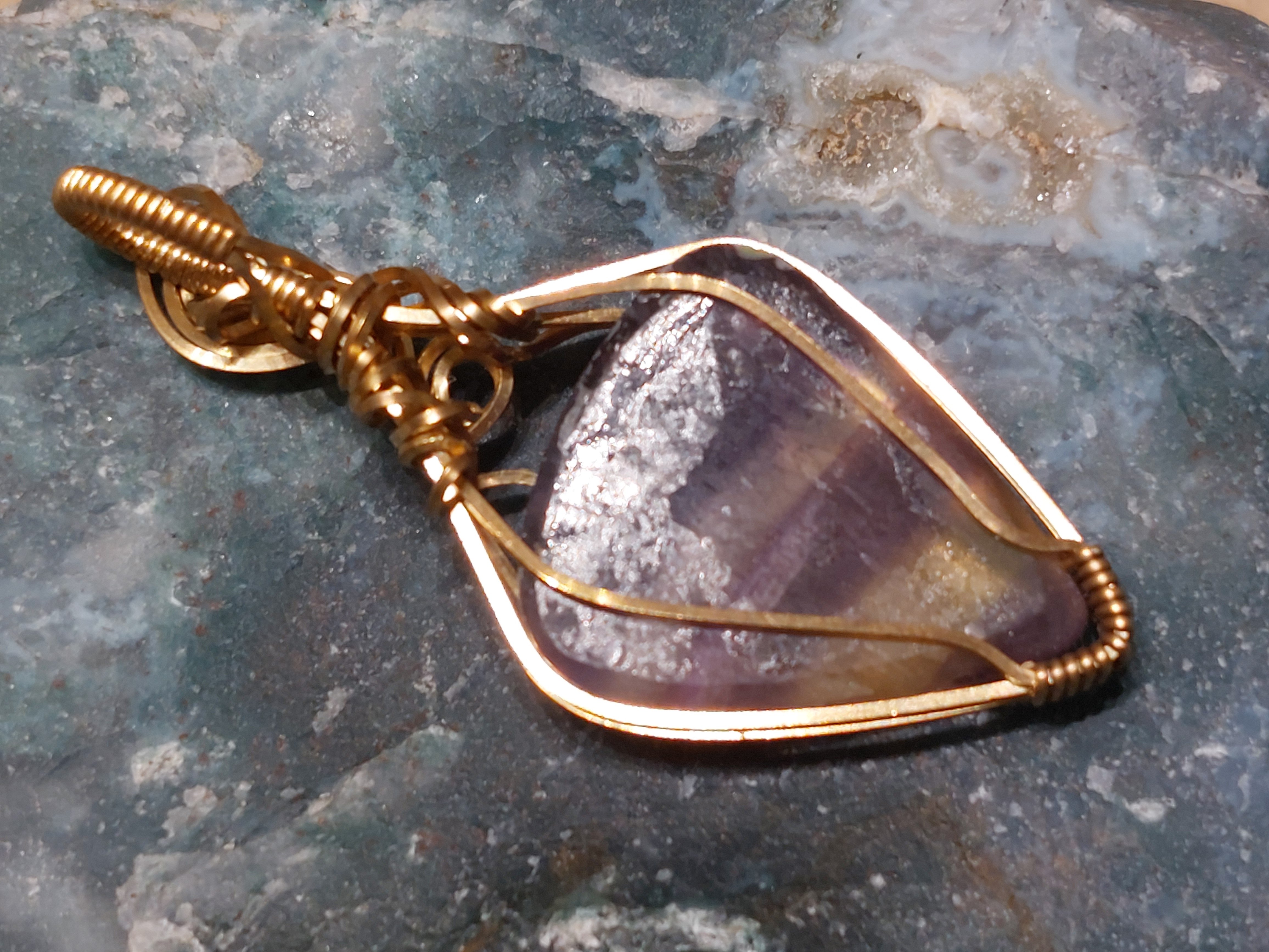 Fluoriet hanger in messingdraad, gewrapped door Karin Keur