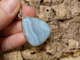 Blauwe chalcedoon/ blue lace agaat hanger in zilver