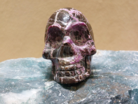 Stichtiet met serpentijn human skull, Australië