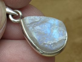 Regenboog maansteen hanger in zilver ruw